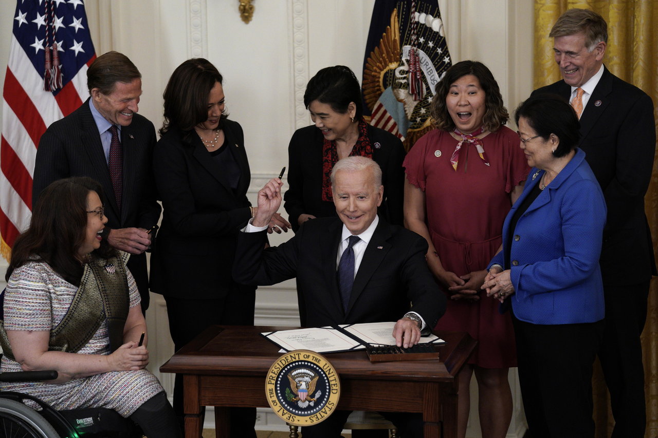 Biden firma ley destinada a acabar con los crímenes de odio contra asiáticos