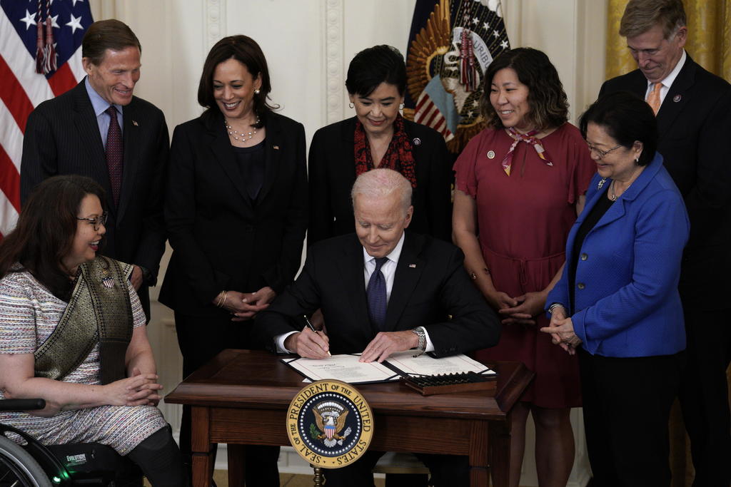 Con el apoyo de demócratas y republicanos, el presidente de EUA, Joe Biden, firmó este jueves una ley destinada a articular una rápida respuesta federal frente al incremento de los crímenes de odio que la población de origen asiático ha sufrido durante la pandemia. (EFE)

