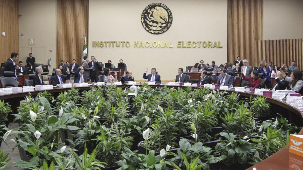 El Consejo General del Instituto Nacional Electoral (INE) informó que la coalición 'Va por México' registró el mayor número de candidatos simulados, pues 10 de los postulados por el PRD y uno del PAN, son militantes del PRI. (ARCHIVO)