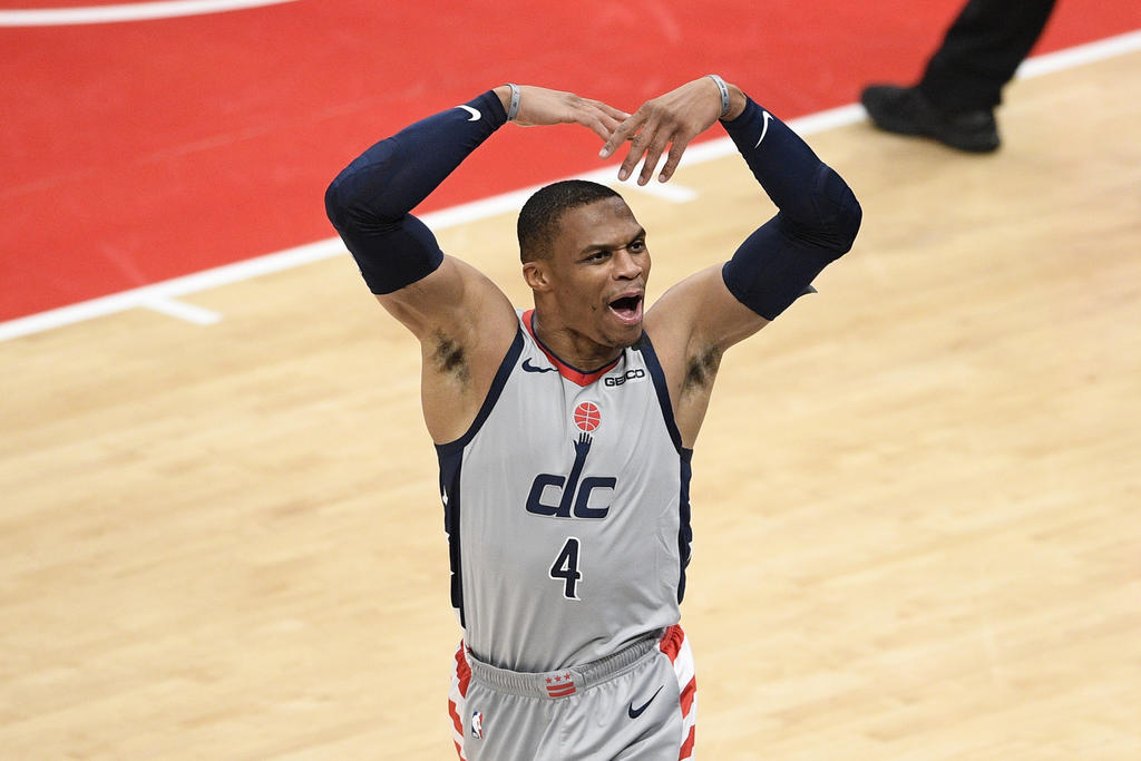 El base de los Wizards de Washington Russell Westbrook celebra con los aficionados en la segunda mitad del juego de play-in de la Conferencia Este ante los Pacers de Indiana, el jueves 20 de mayo de 2021, en Washington. (AP Foto/Nick Wass)