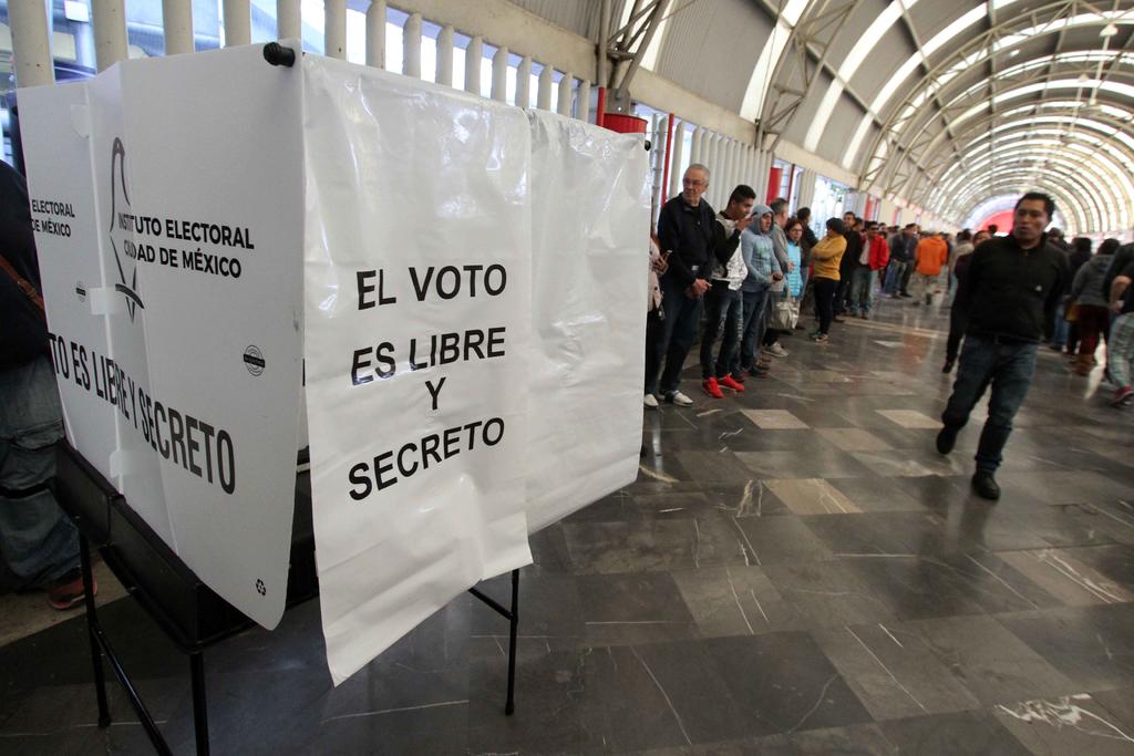 El Instituto Nacional Electoral (INE) aclaró que la credencial de elector se deberá mostrar, en las casillas de votación, el próximo 6 de junio porque sin ella, no se vota. (ARCHIVO)