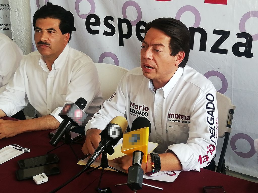 Delgado (d) denunció la supuesta intromisión del Estado a través de los maestros.