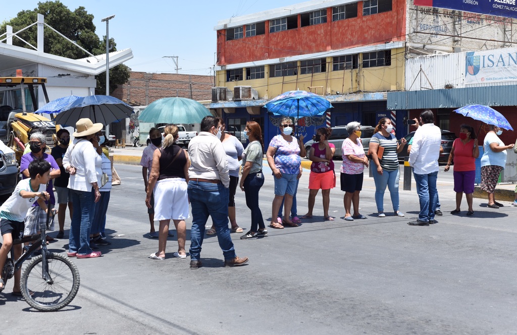 Vecinos de la colonia Nueva Aurora en Torreón bloquearon la semana pasada el bulevar Revolución en reclamo por falta de agua. (ARCHIVO)