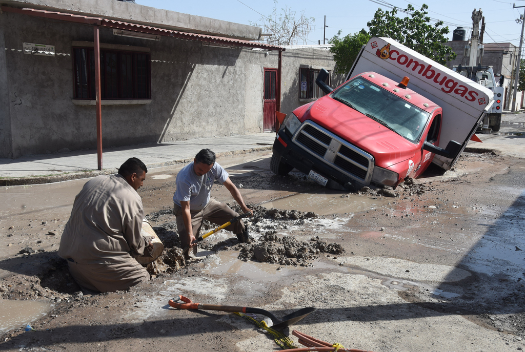 El Simas Torreón envió una cuadrilla de trabajadores al lugar para acelerar los trabajos de recuperación. (JESÚS GALINDO)