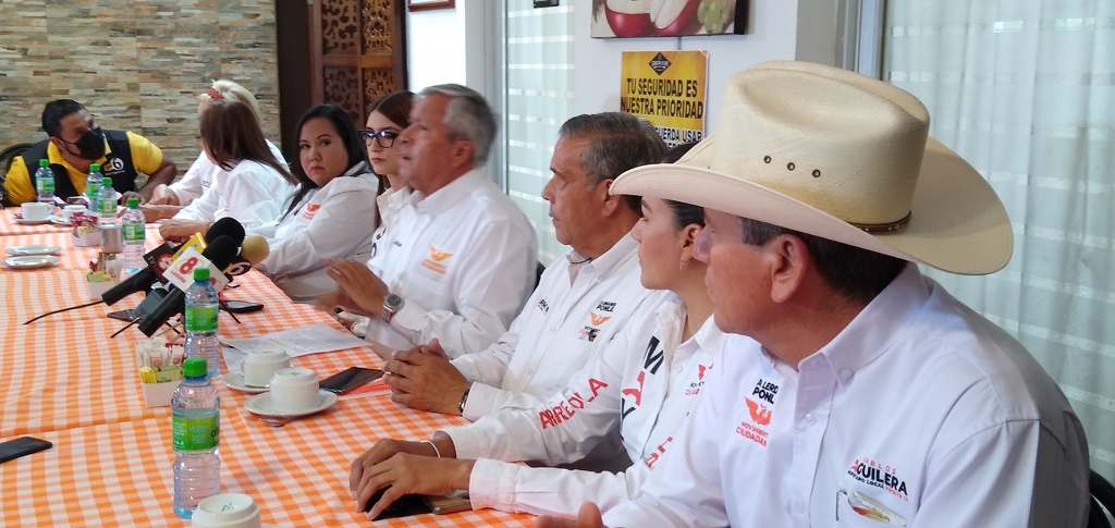 El líder estatal de Movimiento Ciudadano estuvo acompañado por candidatos a diputados locales.