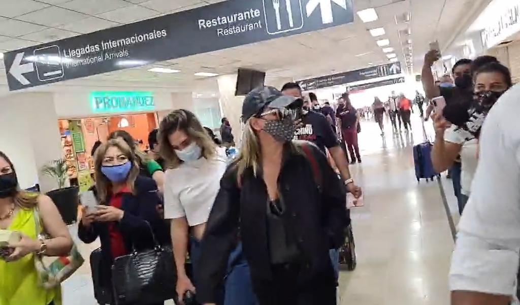 La cantante, María José, llegó hoy en un vuelo comercial al Aeropuerto Internacional Francisco Sarabia, ya que  esta noche se presentará en el Coliseo Centenario como parte de su gira Conexión. (ESPECIAL)