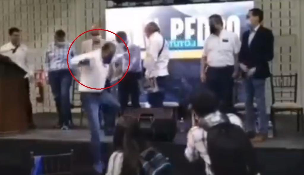 El político cayó estrepitosamente del escenario durante el evento de campaña en Nuevo León, imágenes que no tardaron en llegar a redes sociales (CAPTURA) 
