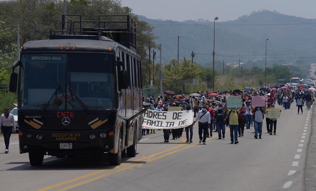 La Coordinadora Estudiantil Normalista del Estado de Oaxaca (CENEO) calificó como 'un acto de brutalidad' el actuar de elementos de las policías estatal y municipal que esta mañana realizaron un operativo para recuperar 16 unidades de transporte público que pretendían ser usadas por los estudiantes en una serie de protestas. (ARCHIVO)