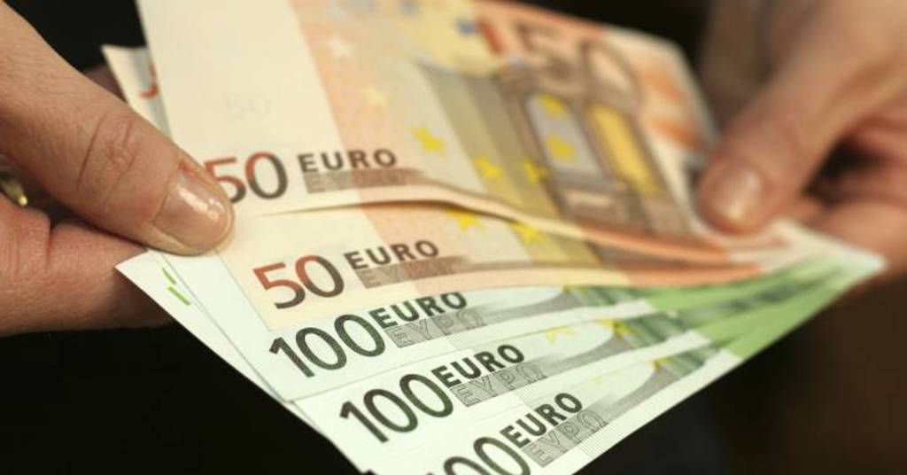 El Banco Central Europeo (BCE) fijó el cambio de referencia del euro en 1.2188 dólares.