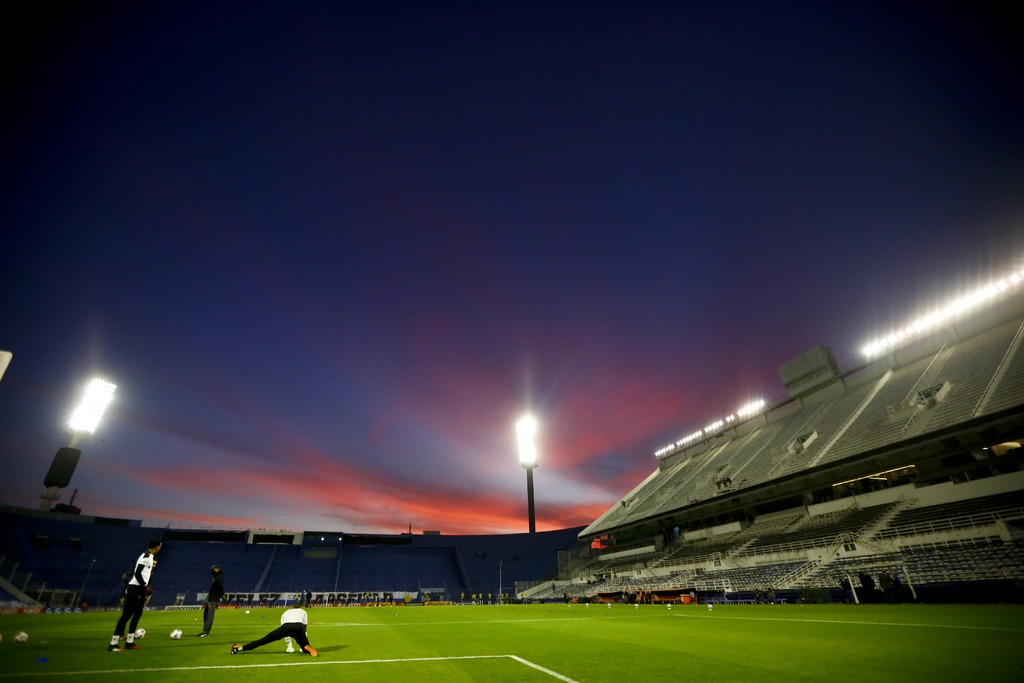 Jugadores de la Liga de Quito de Ecuador se estiran previo al partido contra Vélez Sarsfield por la Copa Libertadores en Buenos Aires, Argentina. (AP)