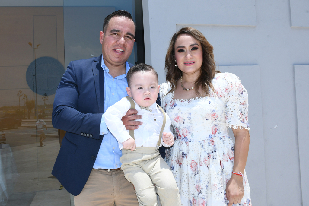 Héctor Zuñiga y Nydia Pamela Garza con su hijo Mateo Zúñiga Garza. (ESPECIAL)