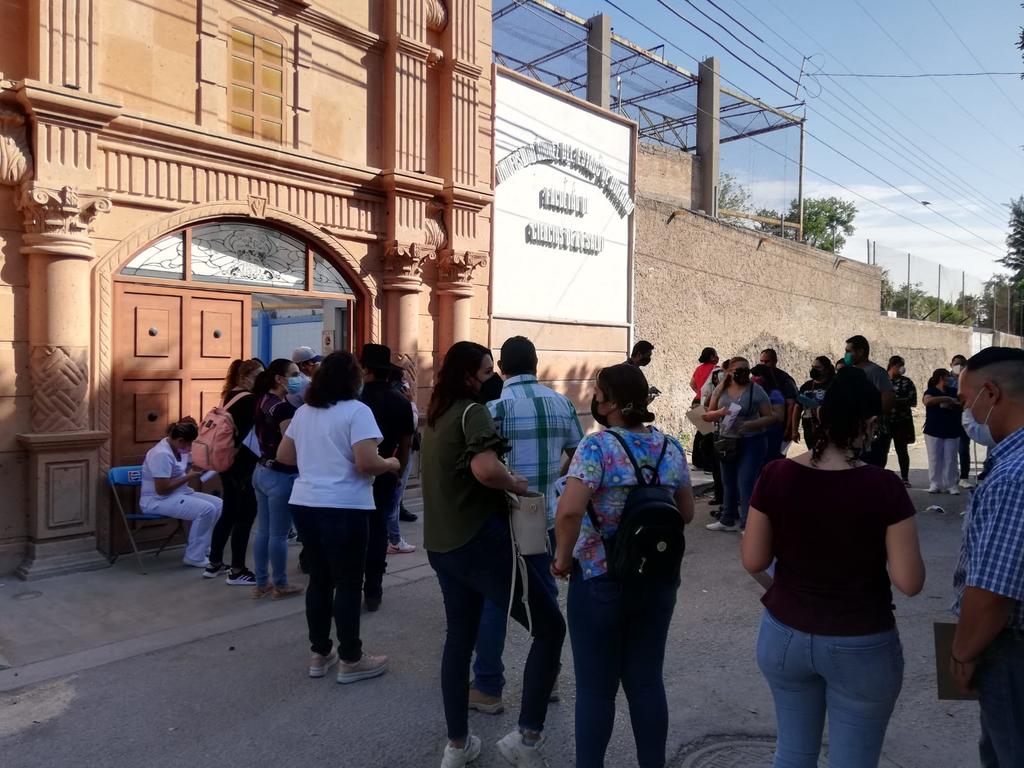 Con gran afluencia y con mayor orden en comparación de la jornada de primera dosis, es como se desarrollara en las instalaciones de la Facultad de Ciencias de la Salud de la Universidad Juárez del Estado de Durango en Gómez Palacio. (EL SIGLO DE TORREÓN)