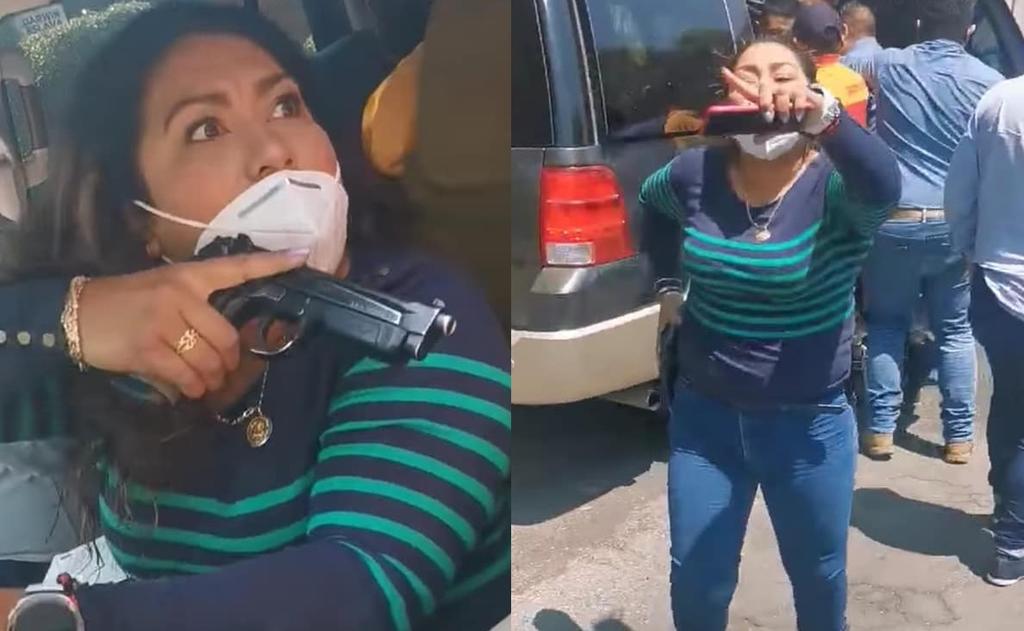La mujer y sus acciones fueron exhibidas en redes para denunciar el 'abuso de autoridad' ante la detención de un hombre en el Estado de México, lo que la ha llevado a ser apodada como #LadyPistola (FACEBOOK)   