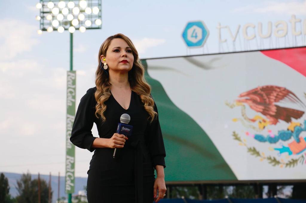 La cantante regia Marisol Castillo olvidó la letra del Himno Nacional Mexicano en el juego inaugural de la serie entre Unión Laguna y Bravos, disputado en León. (ESPECIAL)