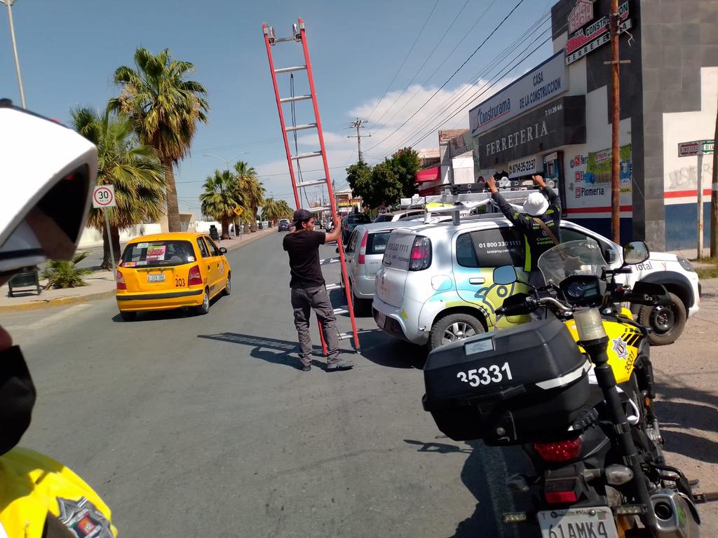 Un trabajador de una empresa de televisión por cable resultó lesionado, esto tras recibir una descarga eléctrica mientras instalaba fibra óptica en la ciudad de Torreón.