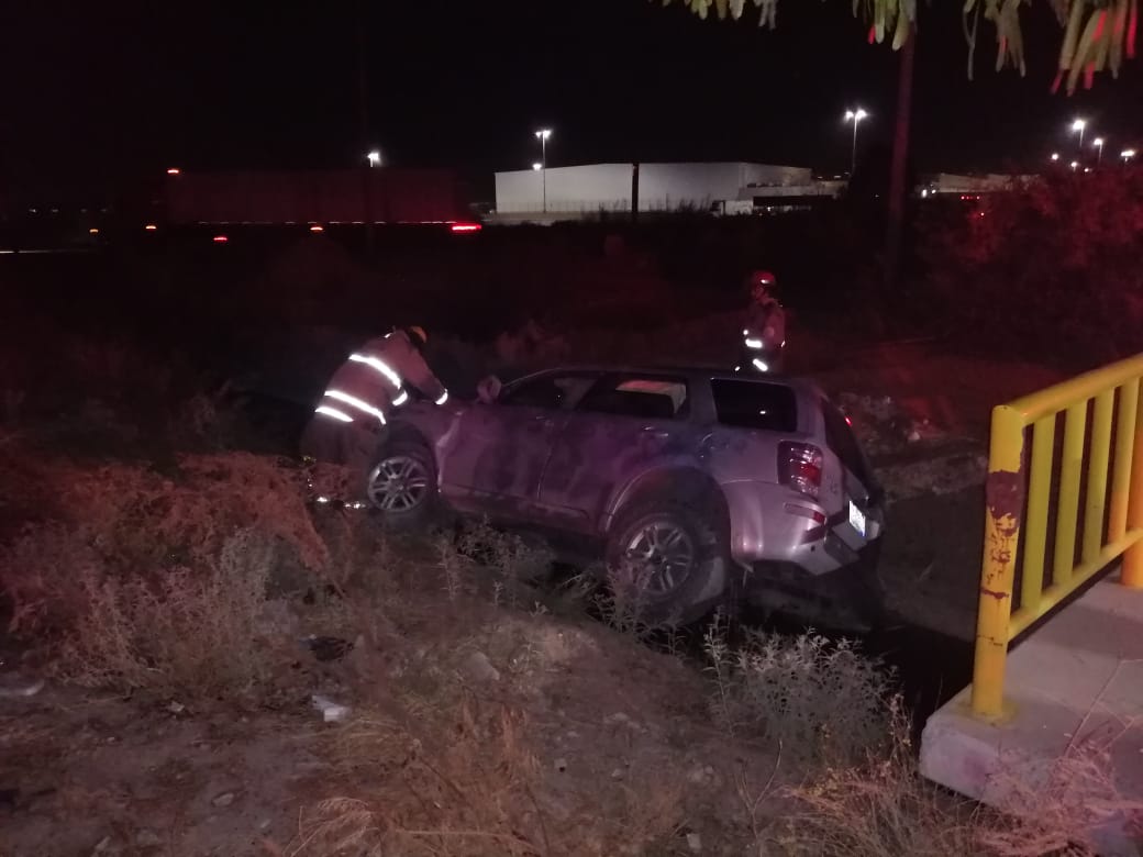 Camioneta cae a canal de riego en Gómez Palacio