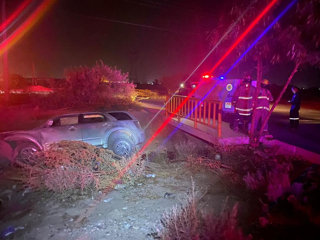 Conductor de camioneta sufre accidente en Gómez Palacio, la unidad que manejaba terminó dentro del canal de riego que pasa por el ejido El Fénix. (EL SIGLO DE TORREÓN) 
