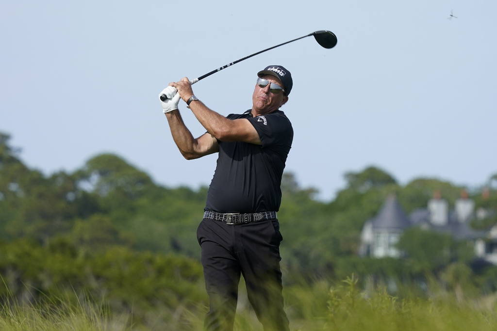 El veterano Phil Mickelson terminó la tercera ronda con un golpe de ventaja en el Campeonato de la PGA.