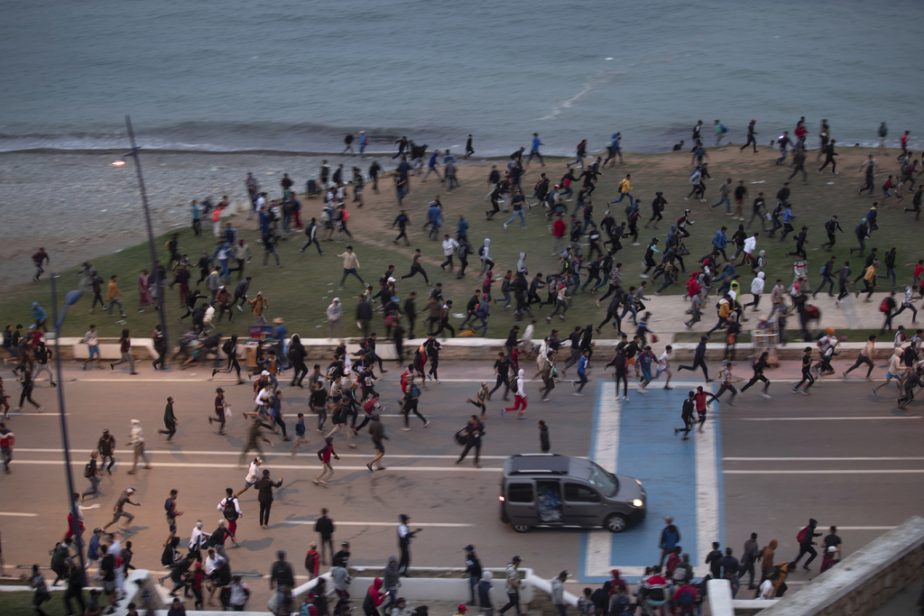España ha devuelto ya a 7,000 de las aproximadamente 8,000 personas que entraron de manera irregular. (AP) 