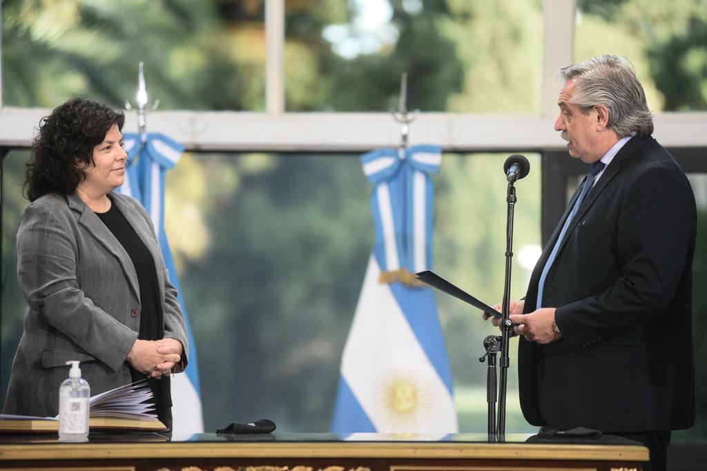 La ministra de Salud argentina, Carla Vizzotti, viajó este domingo a México para “seguir de cerca el proceso de liberación” de las vacunas Oxford-AstraZeneca producidas en forma conjunta, según un comunicado oficial. (ARCHIVO)
