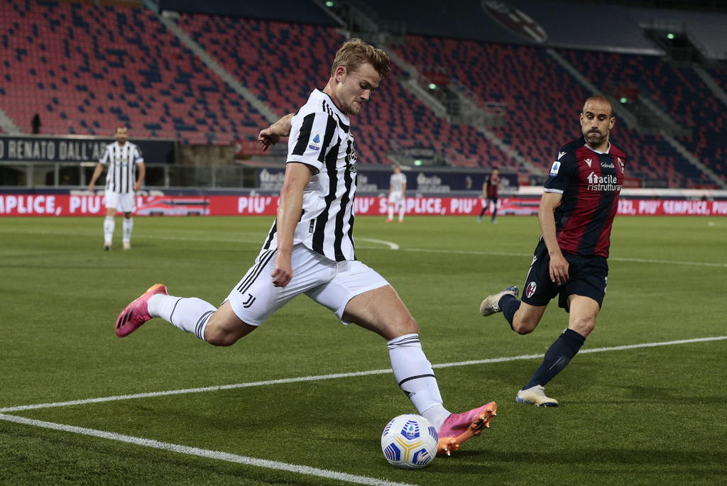 El Juventus, que goleó 4-1 al Bolonia sin el portugués Cristiano Ronaldo, y al Milan, que se impuso por 2-0 al Atalanta, se clasificaron este domingo para la próxima Liga de Campeones en una última jornada de la Serie A en la que el Nápoles, al que le bastaba con ganar en casa al Verona para entrar en la Copa de Europa, no pasó del 1-1 y se tuvo que conformar con la Liga Europa.(EFE)
