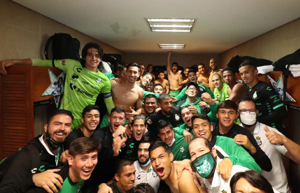 Al término del encuentro los Guerreros subieron a las redes sociales del club la foto del festejo grupal en el vestidor del estadio Cuauhtémoc. (JAM MEDIA)