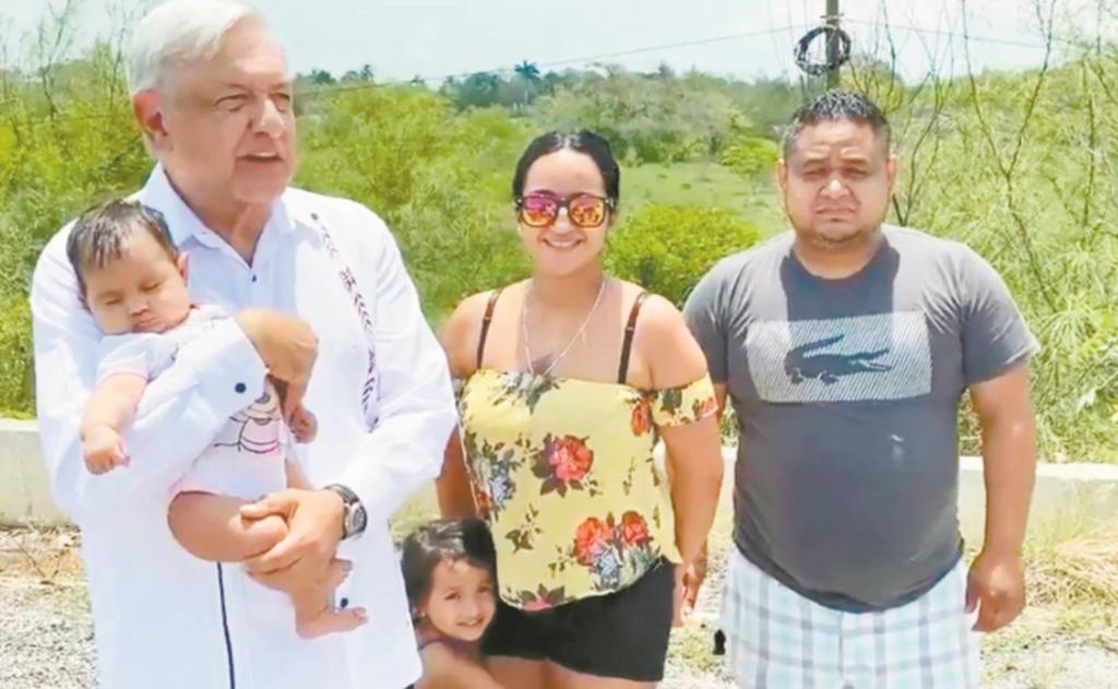 En un video difundido en sus redes sociales y acompañado por la familia de la menor -todos sin cubrebocas- y a dos semanas del proceso electoral, el Ejecutivo finalizó su gira de trabajo privada, donde recriminó el abandono de carreteras.
(TWITTER)