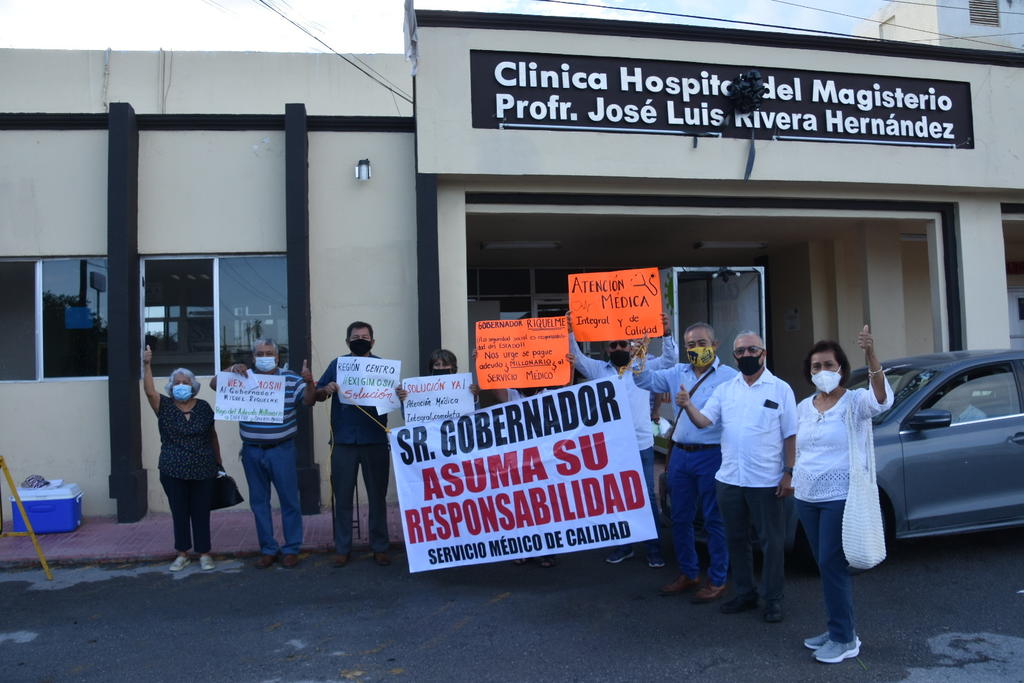 Maestros jubilados y pensionados de la Sección 38 y del Sindicato de pensionados de Trabajadores de la UAdeC realizaron una protesta en el exterior del Hospital del Magisterio.