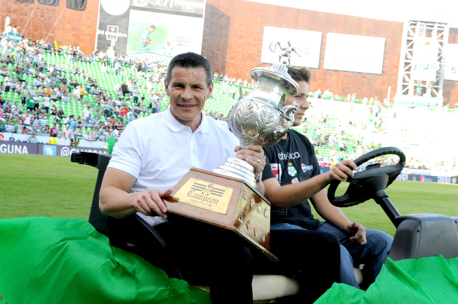 Guillermo Almada busca ser el tercer técnico extranjero campeón con Santos