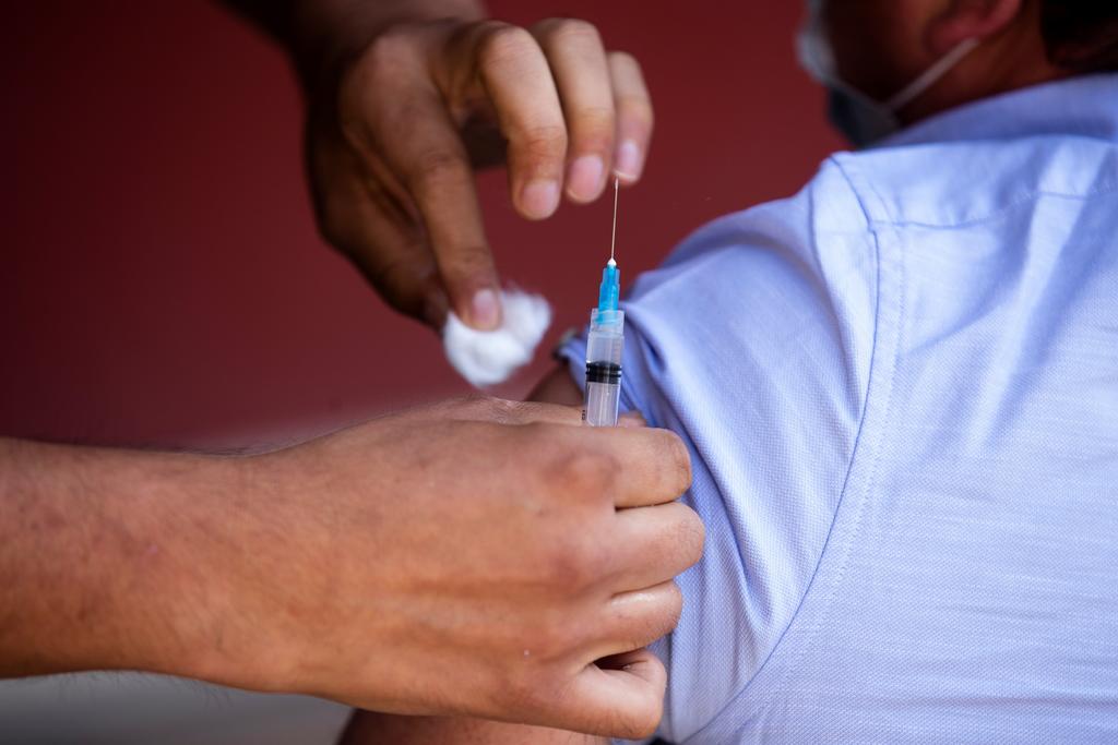 Chile, uno de los países con mayor porcentaje de población vacunada contra la COVID-19 del mundo, anunció este lunes un 'pase' que otorga mayores libertades a inmunizados, una decisión elogiada por muchos ciudadanos hastiados tras más de un año de restricciones pero criticada por los expertos. (ARCHIVO) 
