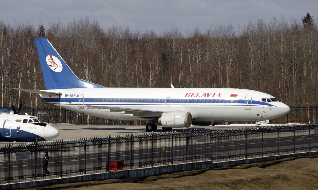 La Unión Europea (UE) acordó este lunes cerrar el espacio aéreo con Bielorrusia después de que el régimen de Alexandr Lukashenko obligase el domingo a un avión de Ryanair a realizar un aterrizaje forzoso en el aeropuerto de Minsk para arrestar al periodista Román Protasevich. (ARCHIVO)