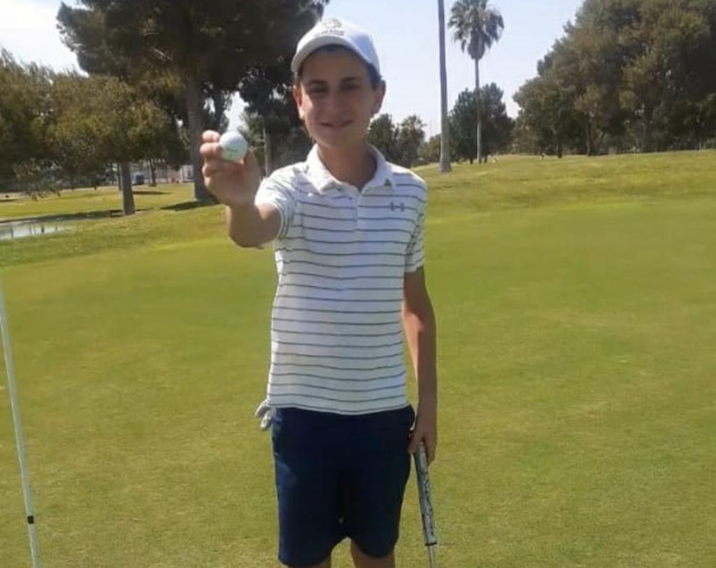 El pequeño golfista se mostró muy emocionado por el logro obtenido en el Campestre Torreón. (ESPECIAL)