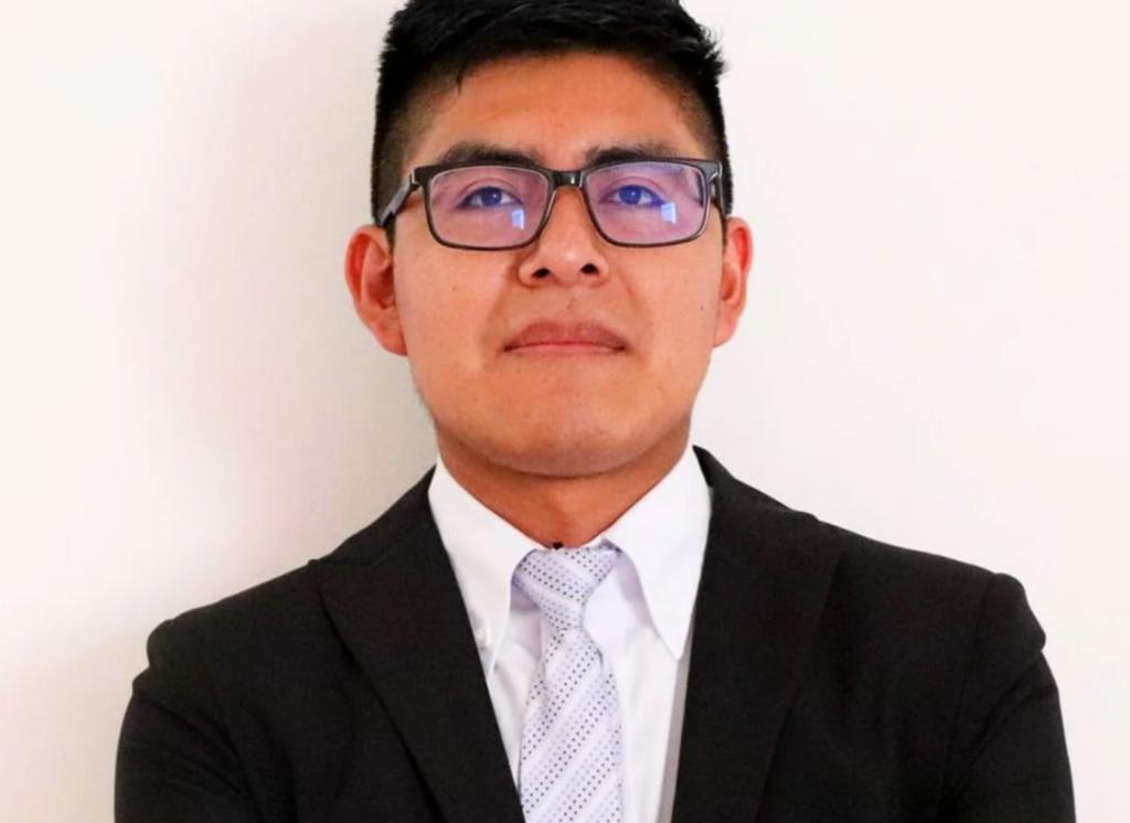 Ramiro González Cruz, un joven originario de San Isidro El Costoche, comunidad ubicada en la Sierra Sur de Oaxaca, fue becado por la Universidad de Harvard a través del Programa Encrucijada de Líderes Emergentes 2021.
(ESPECIAL)