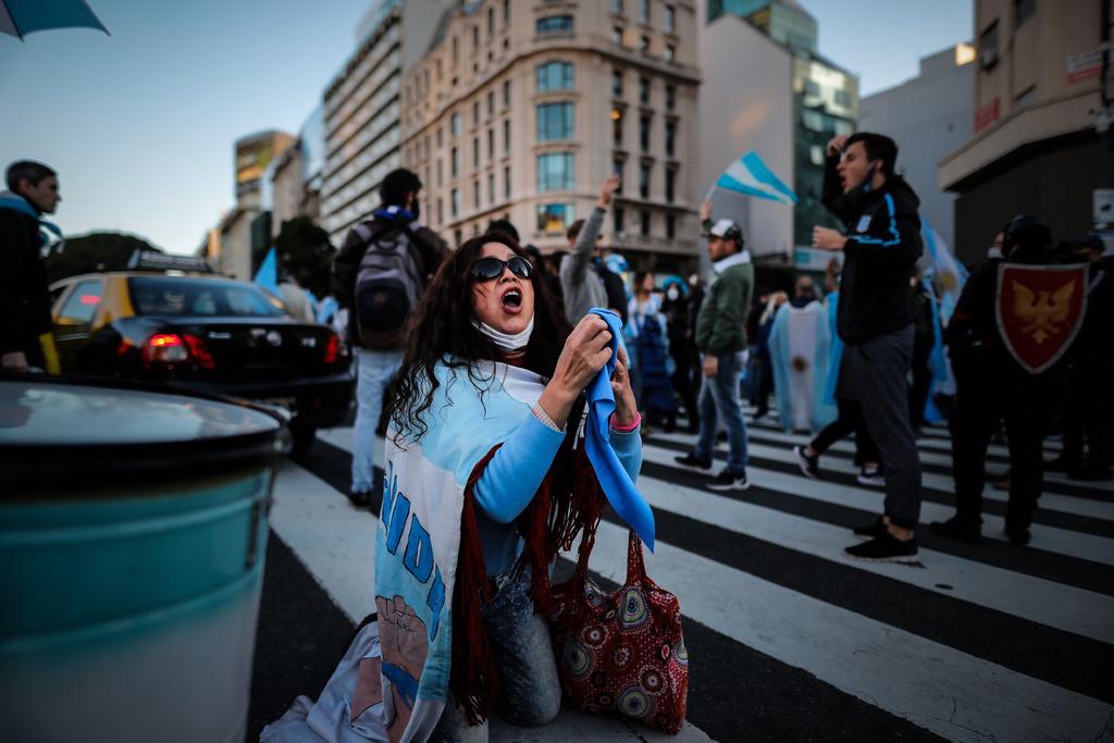 Diversas manifestaciones se realizaron este martes en Buenos Aires y otras ciudades de Argentina en contra del endurecimiento de las restricciones dispuestas por el Gobierno de Alberto Fernández para afrontar el embate de la segunda ola de COVID-19 en el país suramericano. (EFE)