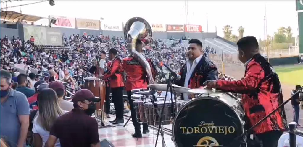 La Banda Toro Viejo tocó en el espectáculo previo al partido de Unión Laguna, en la reapertura del Estadio de la Revolución para la campaña 2021 de la Liga Mexicana de Beisbol. (ESPECIAL)
