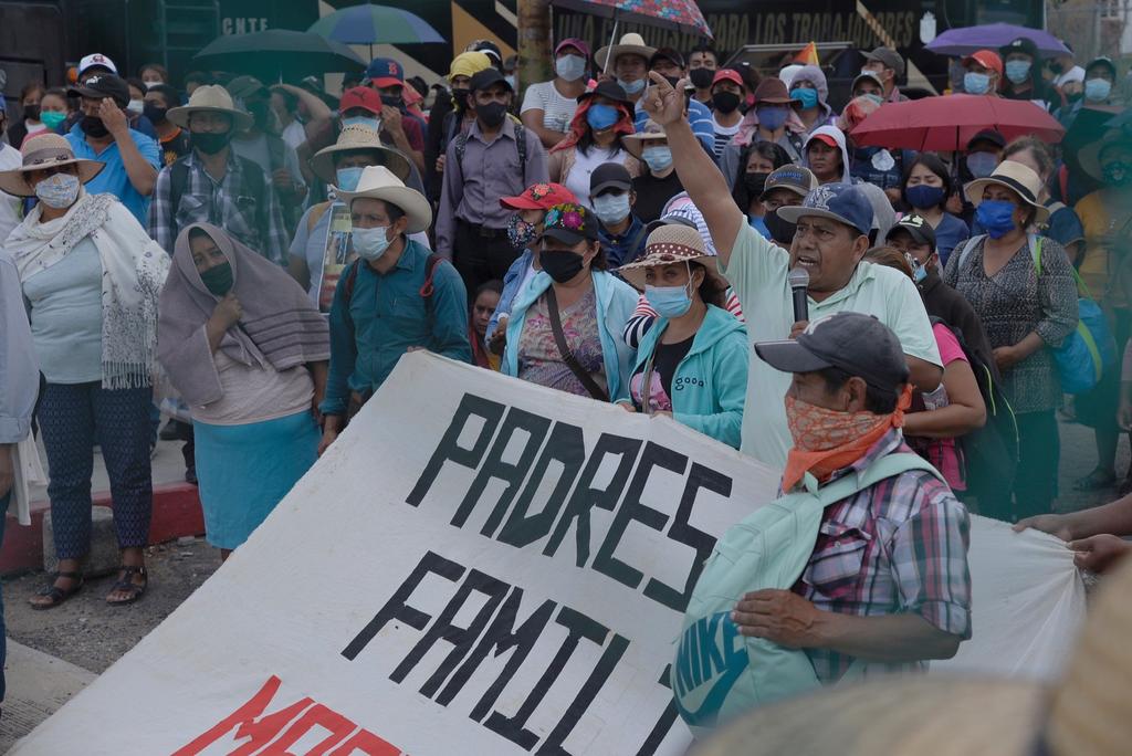  Autoridades del sureño estado de Chiapas, en México, decidieron el martes mantener en prisión a 19 estudiantes de una escuela de maestros rurales que fueron parte de casi el centenar de alumnos detenidos la semana pasada cuando participaban en unas protestas. (EFE)