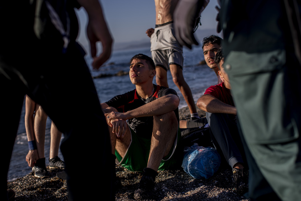 La semana pasada entre 8,000 y 10,000 personas cruzaron ilegalmente desde Marruecos a la ciudad española de Ceuta. (AP) 