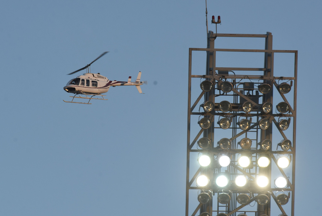 Previo al arranque del partido, se contará con la vigilancia de un helicóptero para detectar posibles áreas de conflicto en el estadio. (ARCHIVO)