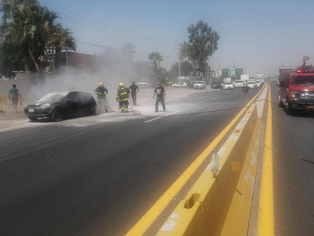 Testigos de los hechos utilizaron extintores para combatir las llamas. (EL SIGLO DE TORREÓN)