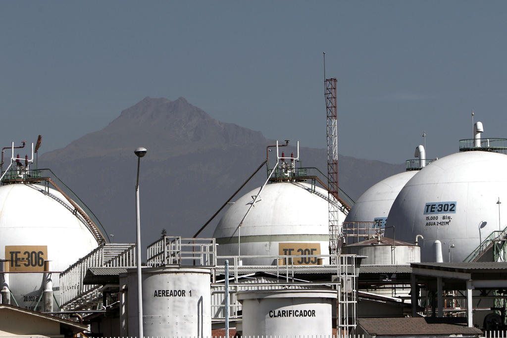 El titular del Ejecutivo federal señaló que el propósito de los 'neoliberales corruptos' era destruir a Petróleos Mexicanos y a la Comisión Federal de Electricidad (CFE). (ARCHIVO)