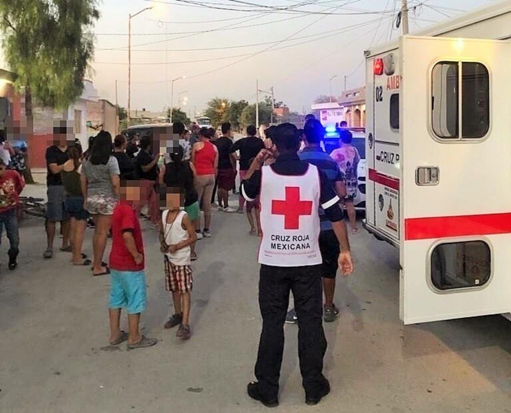 Paramédicos de la Cruz Roja arribaron al lugar para atender a los menores, mismos que presentaron solo lesiones leves. (EL SIGLO DE TORREÓN)