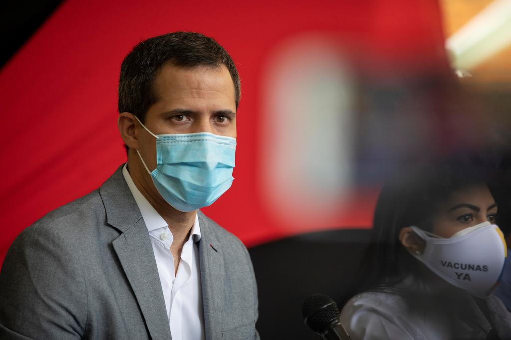 El líder opositor de Venezuela Juan Guaidó dijo este miércoles que 'es mentira' que hayan llegado recientemente al país 1,300,000 vacunas contra la COVID-19, como aseguró el presidente Nicolás Maduro el pasado domingo, cuando señaló que el lunes empezaría una nueva fase de vacunación de la que, a la fecha, el Gobierno no ha informado. (EFE) 
