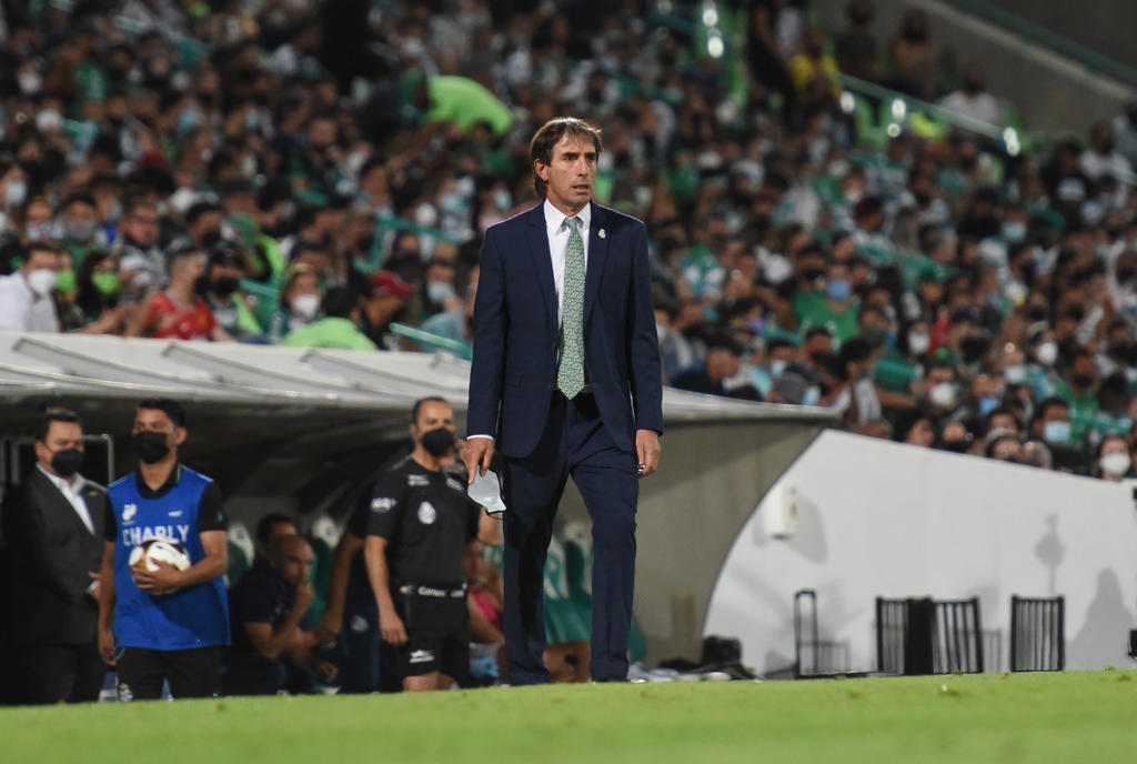 Para llevar al Santos Laguna a la final del torneo Clausura 2021 del fútbol mexicano, el entrenador uruguayo Guillermo Almada tuvo que imponerse a las lesiones de sus jugadores estrellas y saber cómo gestionar a su joven plantilla. (EFE)
 