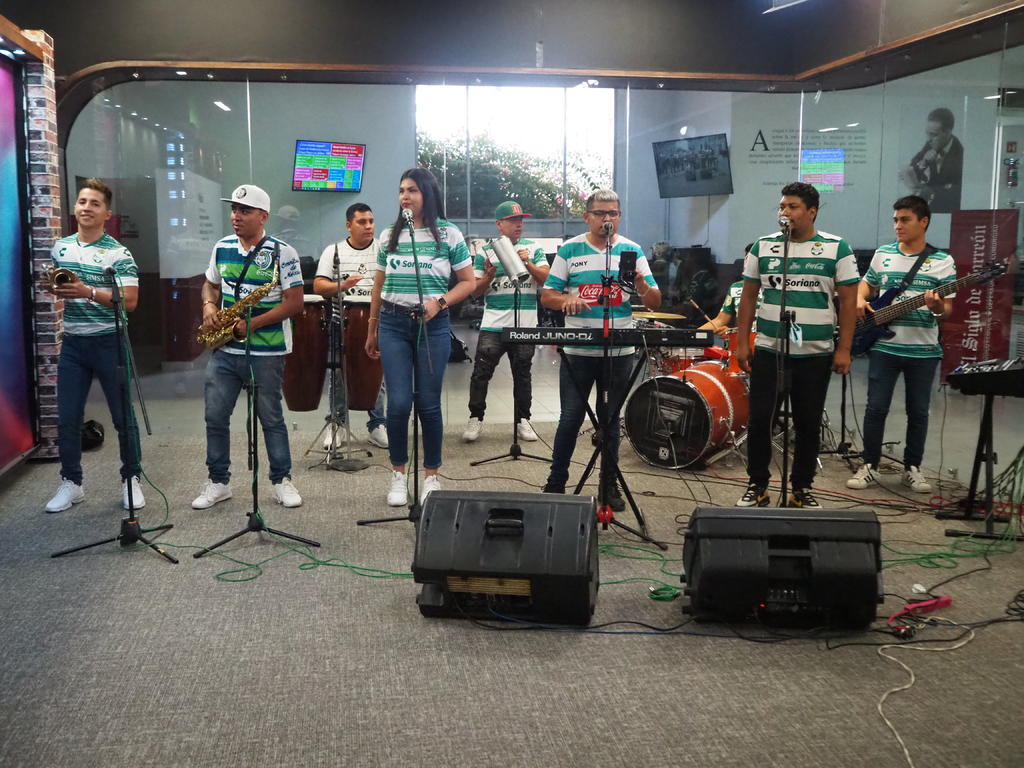 Una agrupación lagunera le ha rendido tributo musical al jugador del Santos, Eduardo Aguirre, por su gran aportación al torneo Guardianes de La Liga MX. (VERÓNICA RIVERA)