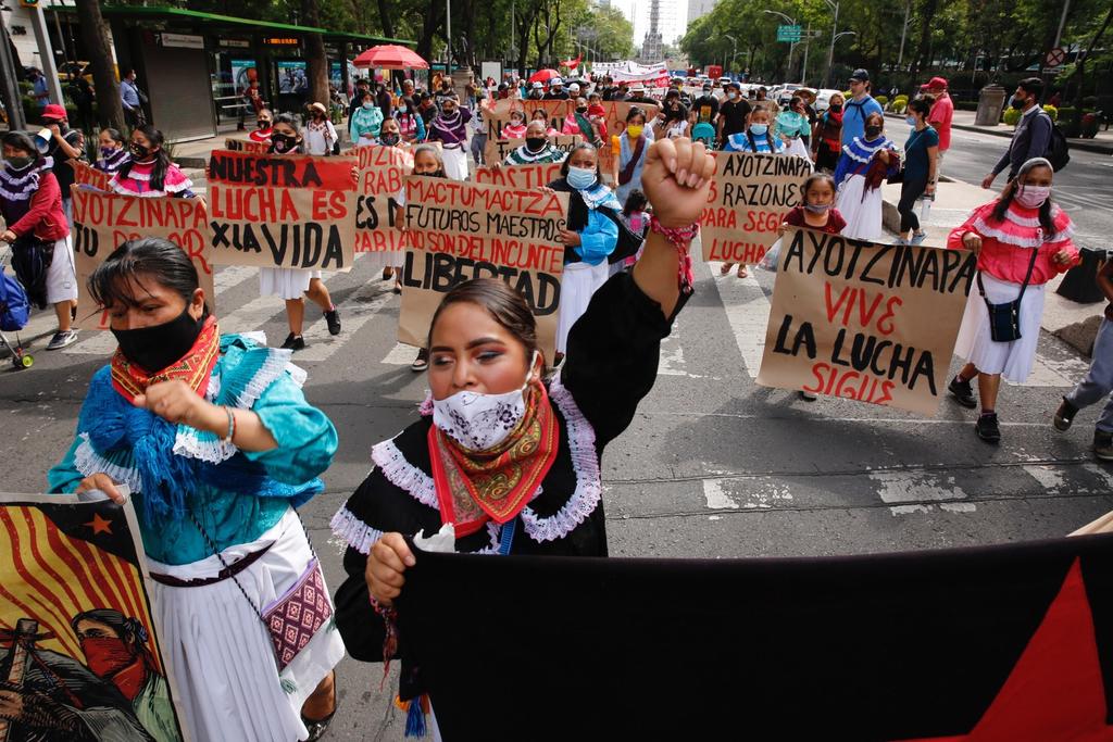 Las protestas en el estado mexicano de Chiapas no cesan y este miércoles más de 1,500 profesores, familias y organizaciones civiles salieron a exigir la localización de los 43 estudiantes desaparecidos de Ayotzinapa, en septiembre de 2014, y la liberación de los 19 detenidos en esta región de sureste del país el pasado 18 de mayo. (EFE)