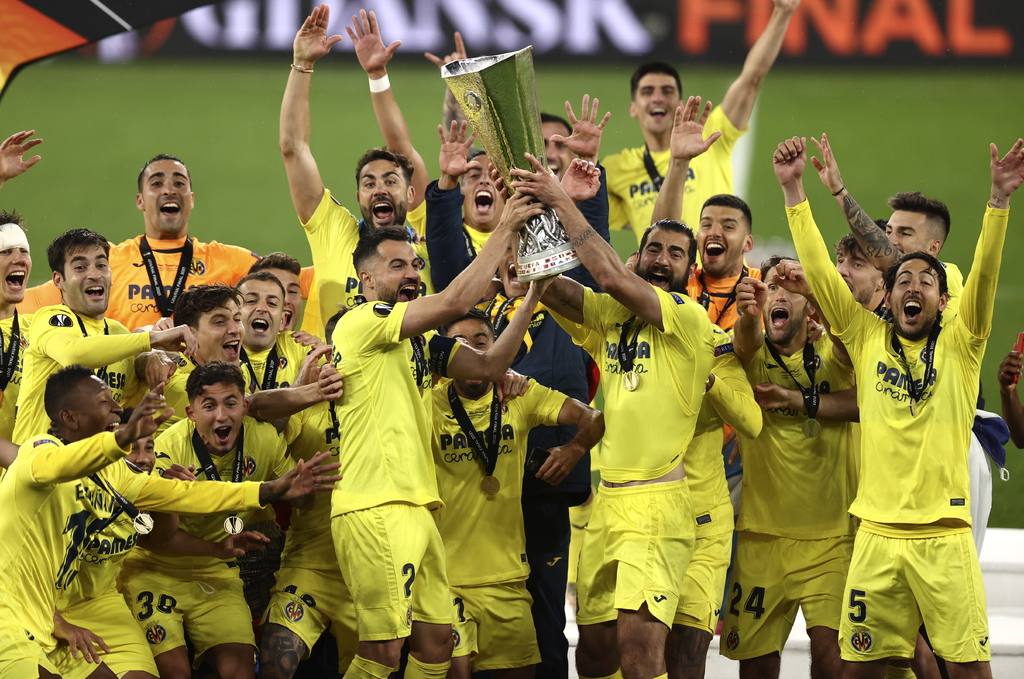 En una dramática serie de penales, Villarreal derrotó 11-10 a Manchester United para ganar el título. (AP)