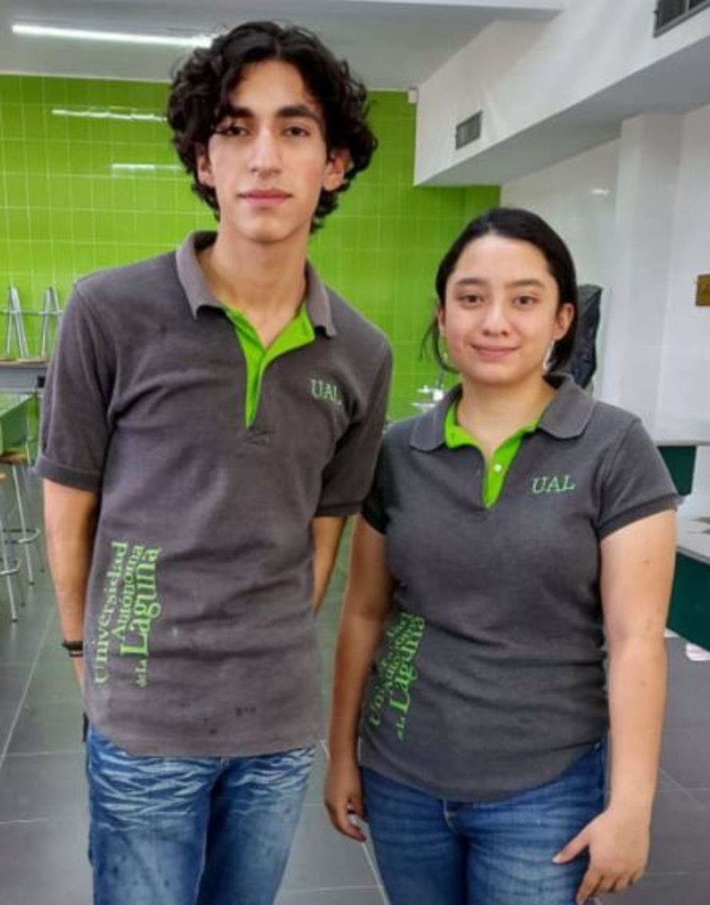 Sebastián Gallegos Carreón y María Laura Talamantes Cruz son los estudiantes de UAL que obtuvieron la medalla de Bronce. (CORTESÍA)