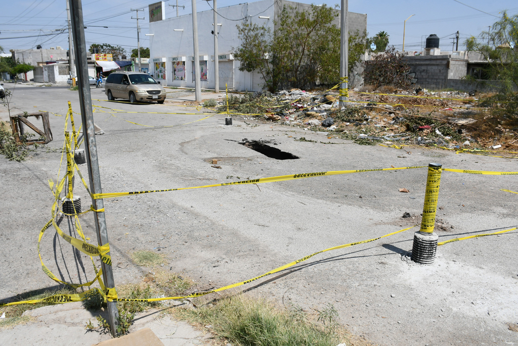 El personal del Municipio de Torreón solamente ha colocado algunos contenedores con cintas de precaución alrededor del socavón. (FERNANDO COMPEÁN)