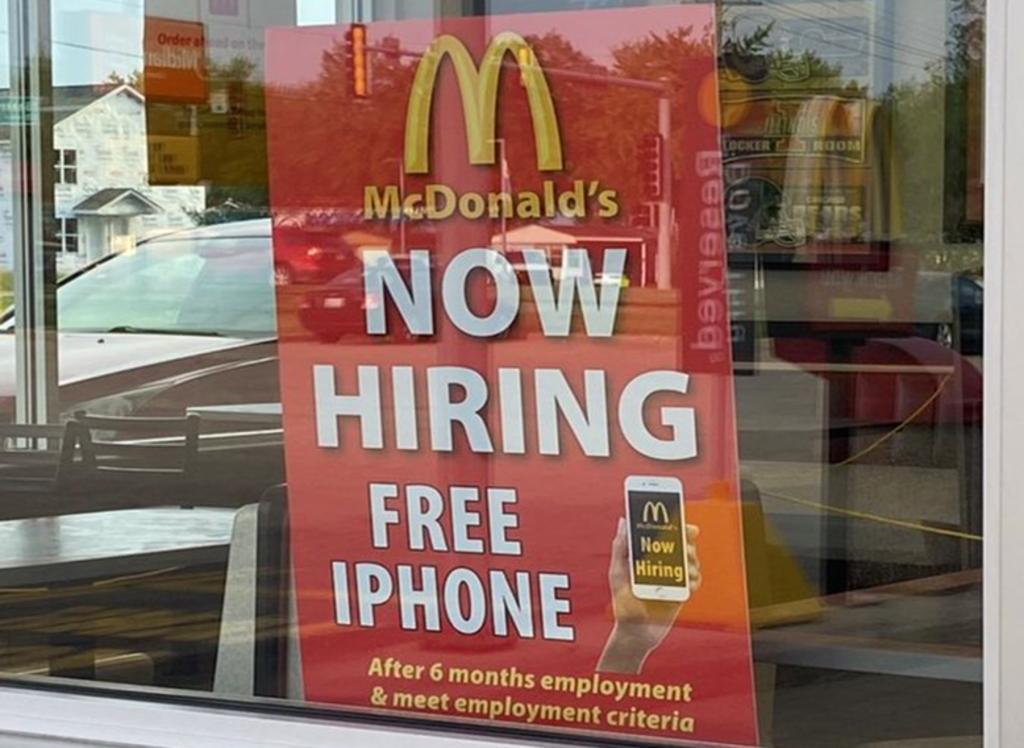 Los empleados recibirán un iPhone, sin permanecen al menos 6 meses en el puesto, entre otros requisitos. (INTERNET)