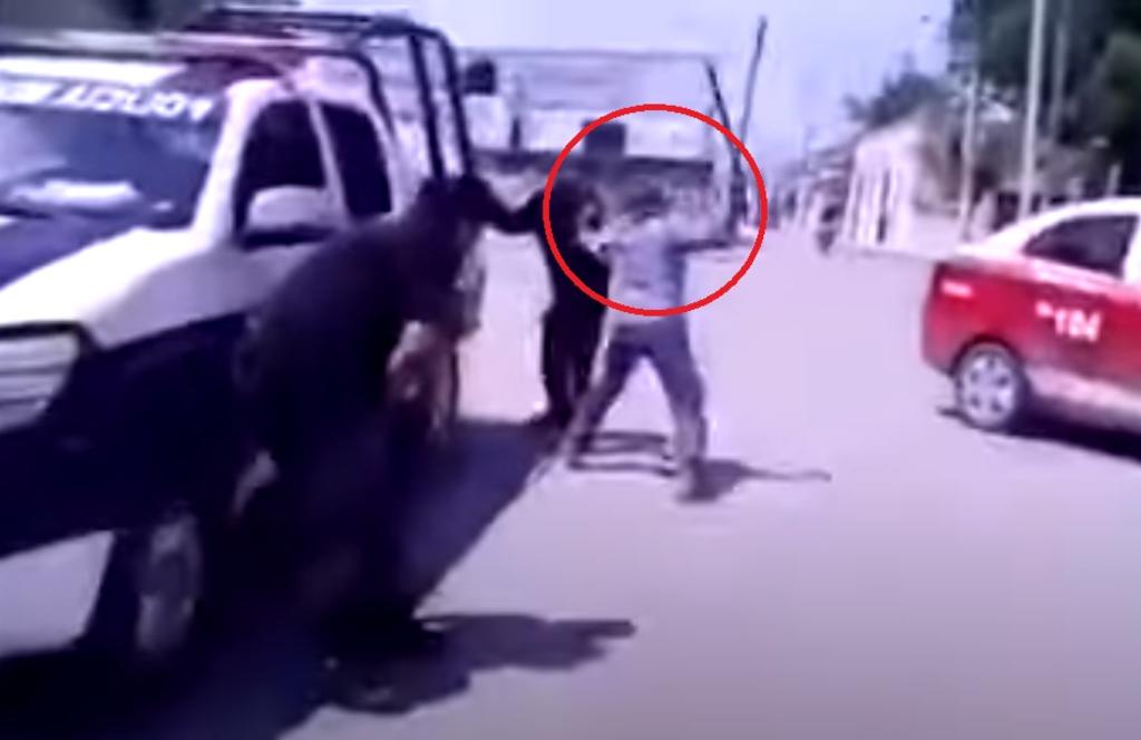 Los agentes de la policía fueron desarmados por el hombre que además los agredió con una macana que les quitó (CAPTURA)  